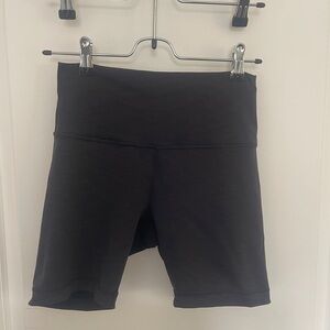 Lululemon Wunder Train 6” Shorts Size 6